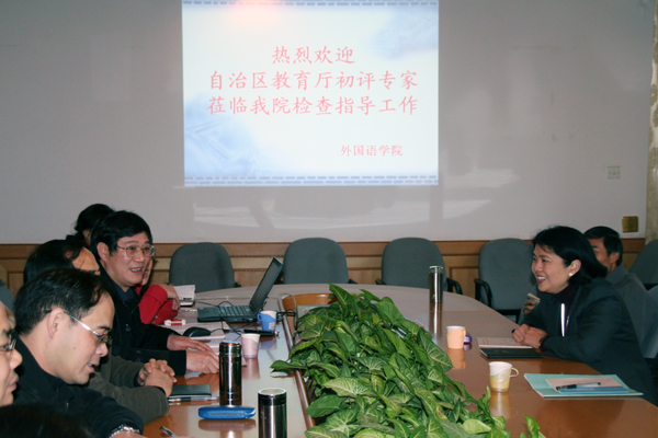 宋亚菲教授（右）走访外国语学院。