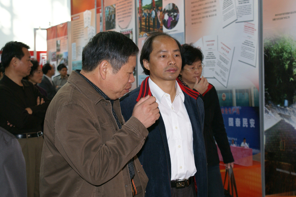 副校长易忠（右二）观看图片展