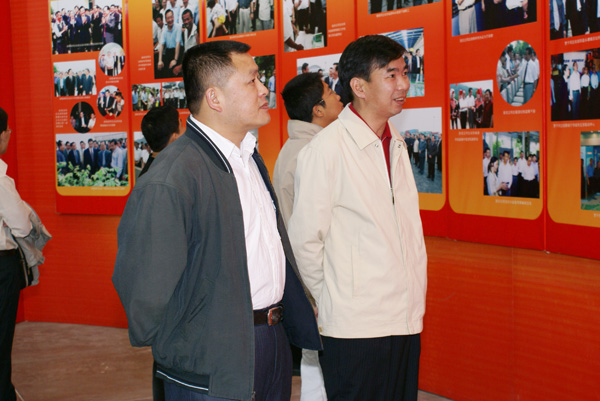 校长梁宏（右一）、校党委副书记王源平（右二）观看图片展
