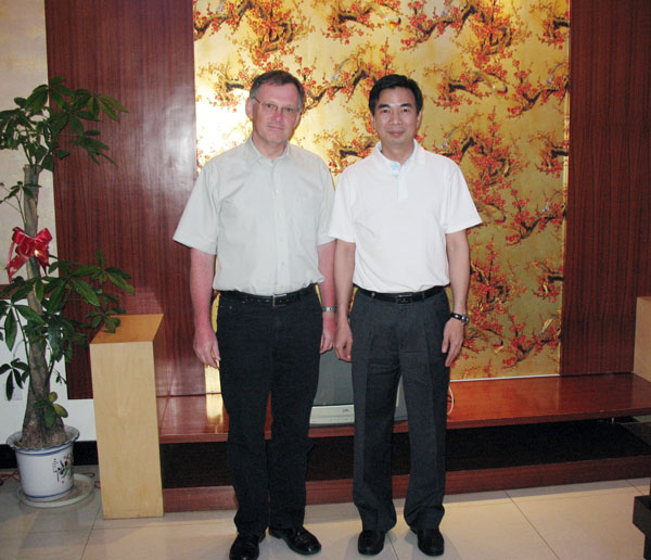 梁宏校长亲切会见Manfred Scheer教授并合影留念。