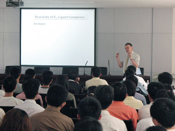 Manfred Scheer教授在教育部重点实验室作学术报告。