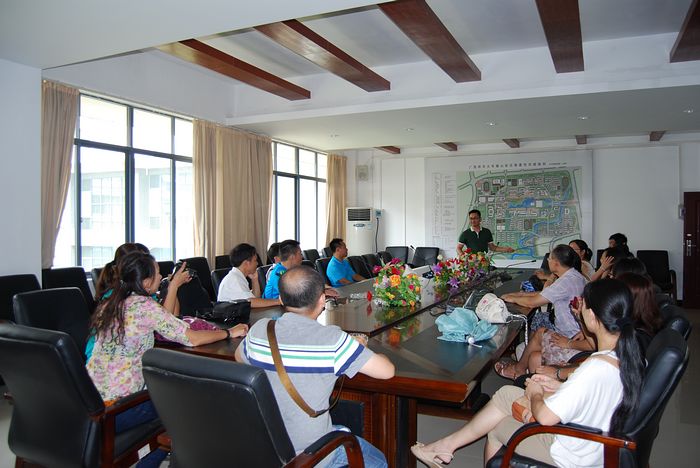 生命科学学院1998级的校友在听取雁山校区的规划、建设情况介绍