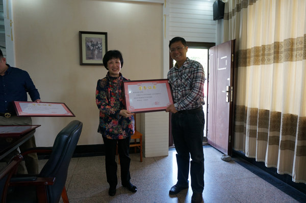 校总会计师丁静给先进集体代表领奖