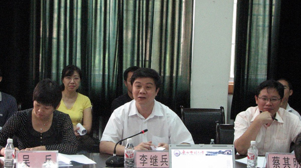 检查组长、广西大学党委副书记李继兵发言。