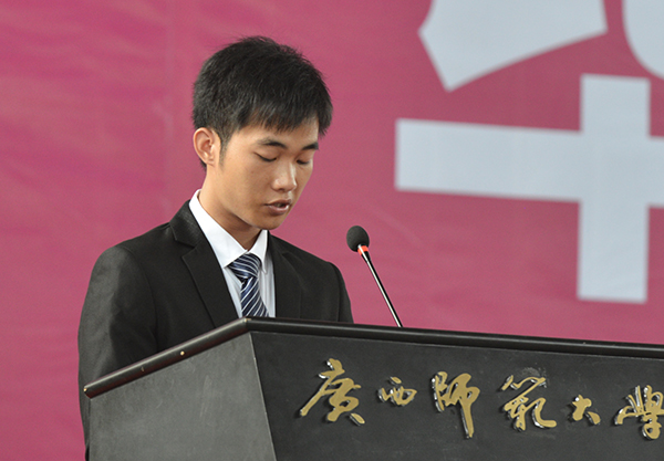 电子工程学院赵发键同学作为毕业生代表发言
