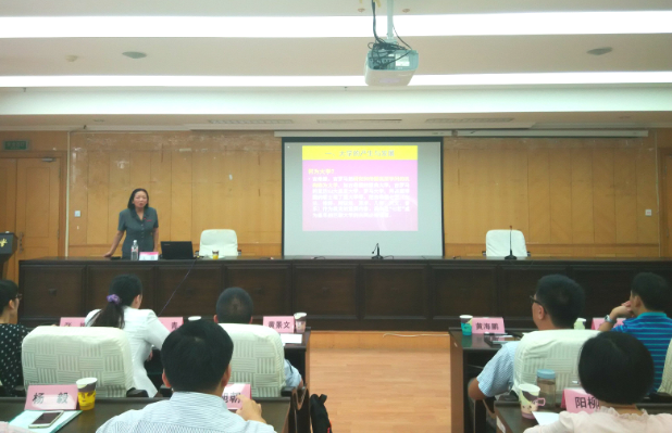 校党委书记王枬教授为学员授课