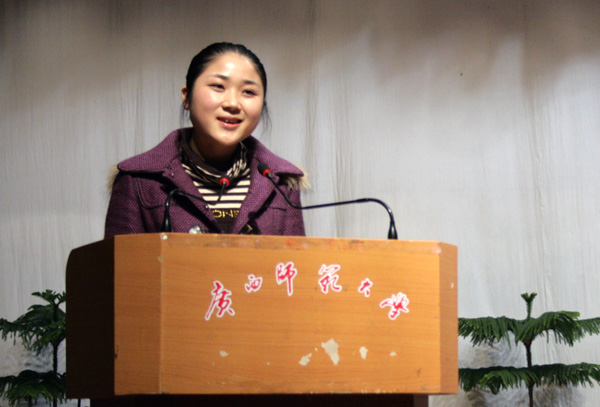 宣讲团成员作报告。