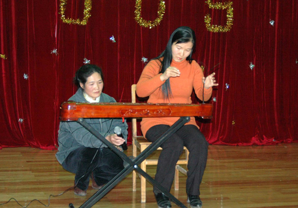 致公党党员何政荣老师在进行独弦琴演奏。