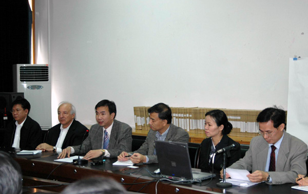 校长梁宏（左三）致辞。