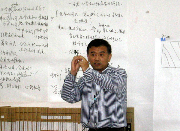 福特基金会北京办事处高级官员何进给在场的师生授课。