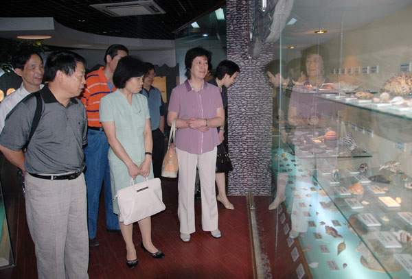 自治区政协专题调研组在实地考察我校生物标本馆。