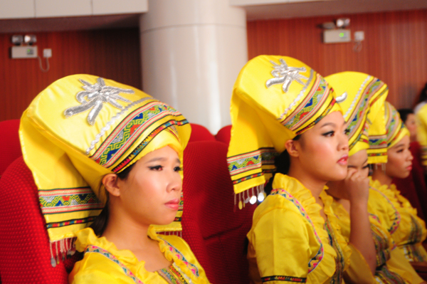 候场演员们在认真观看其他学校代表队的演出