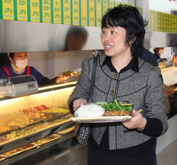 调研组组长许征体验我校东苑食堂服务情况（大学生记者团 朱俊波 摄）