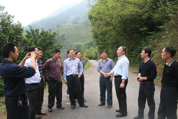 调研组在桂林市资源县河口瑶族乡猴背村实地考察定点扶贫工作