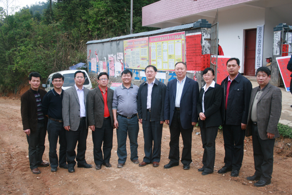 调研组与当地领导合影