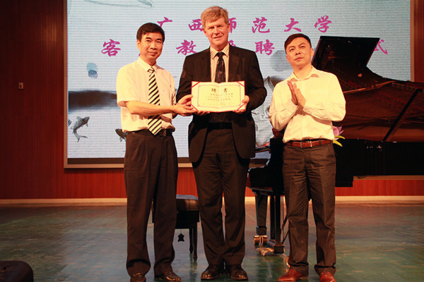 校长梁宏为伊恩霍布森颁发我校客座教授聘书