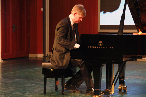 伊恩霍布森在弹奏