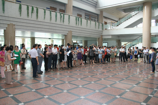 与会人员参观我校图书馆