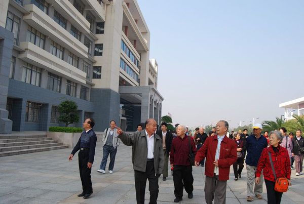 校友们参观雁山校区
