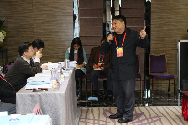 项目组成员针对专家们的提问进行答辩