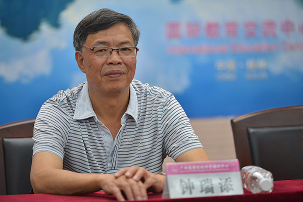 我校副校长、广西高等学校师资培训中心主任钟瑞添讲话