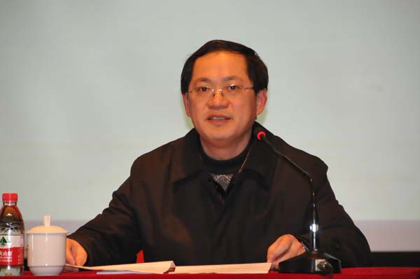 唐仁郭副书记主持报告会(宣传部 赵晋凯 摄)