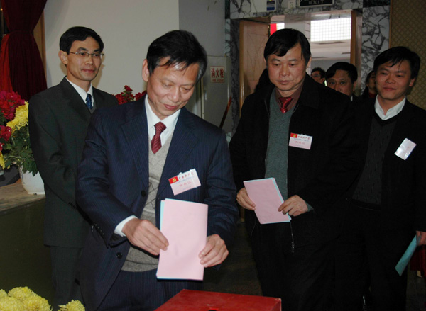 代表们以无记名投票方式选举产生“两委”委员。