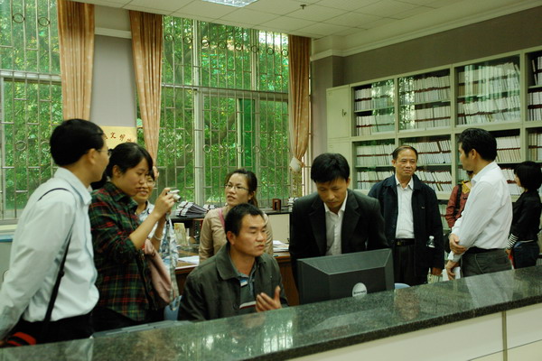 我校档案干部赴柳州市档案局实地参观档案管理系统应用情况