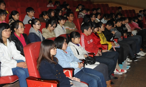 我校师生认真听取大会报告（宣传部 赵晋凯 摄）