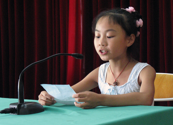 获奖的“小居民”代表在台上发言,倡导大家用实际行动践行八荣八耻。