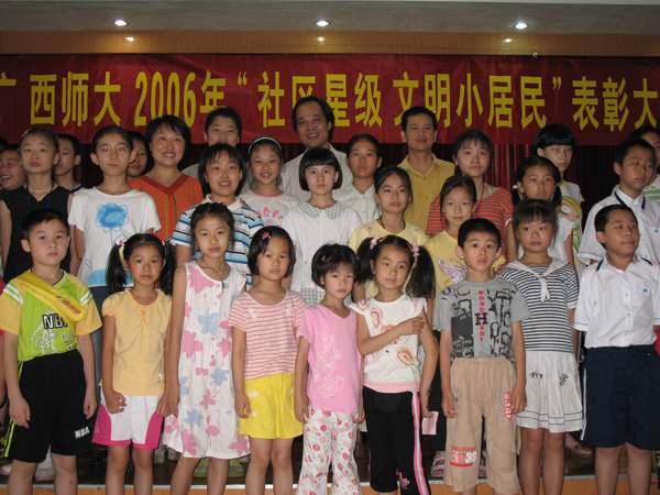 获奖的“小居民”合影留念。