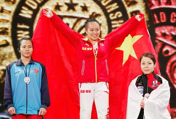 蒋惠花同学（中）身披国旗领奖jpg