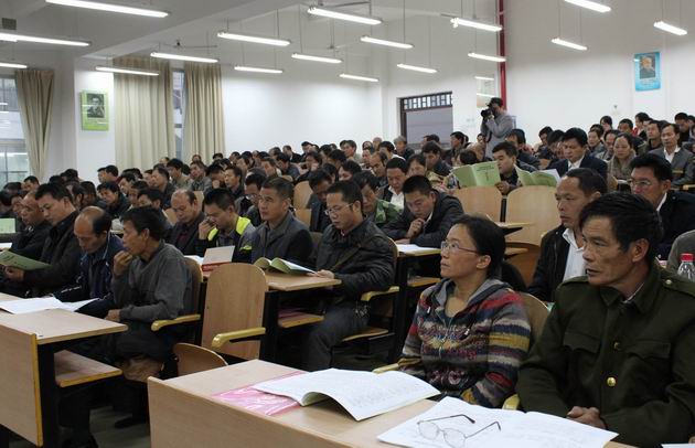 学员们在认真听课