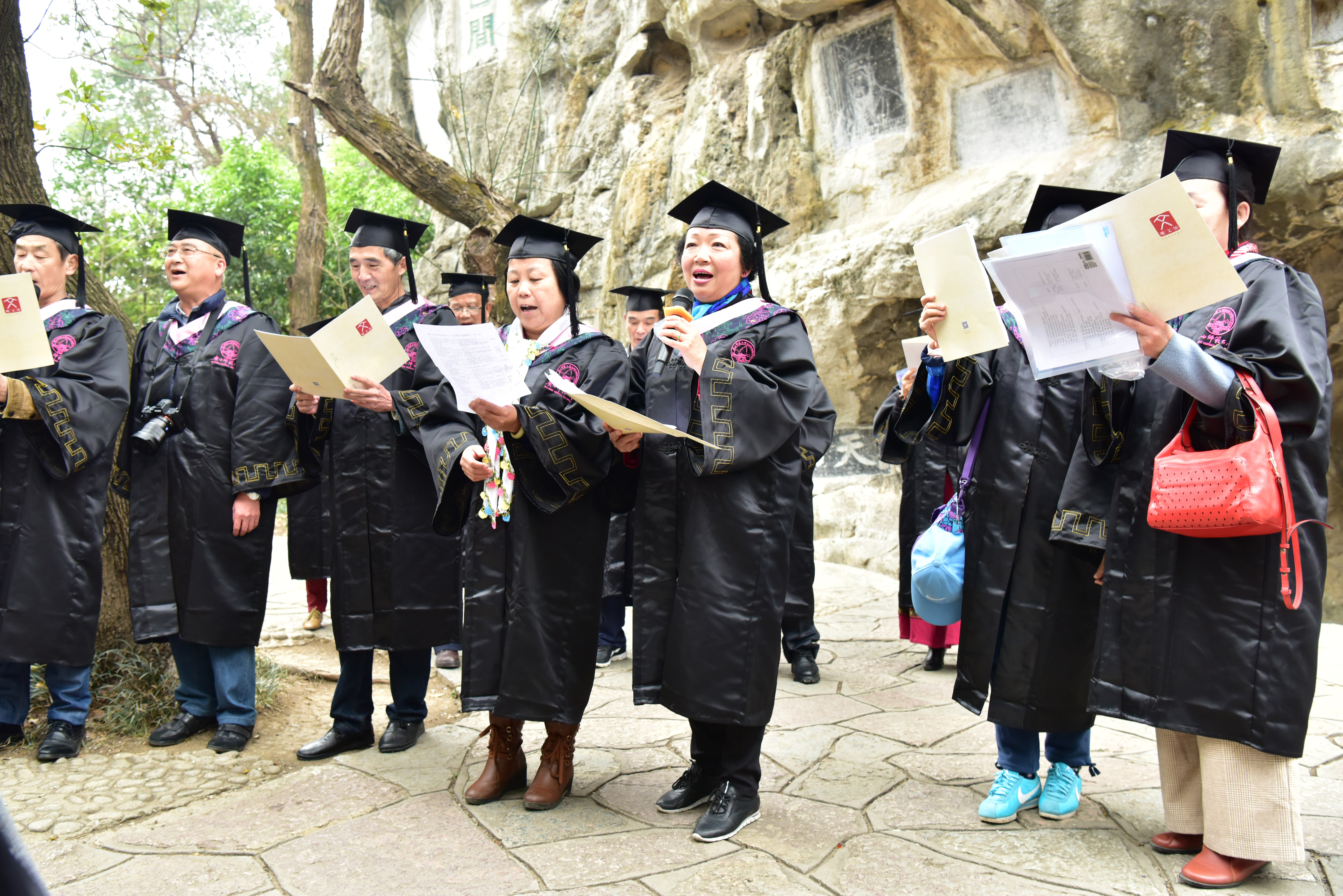 读书岩下朗诵《青春万岁（序诗）》快闪活动.JPG