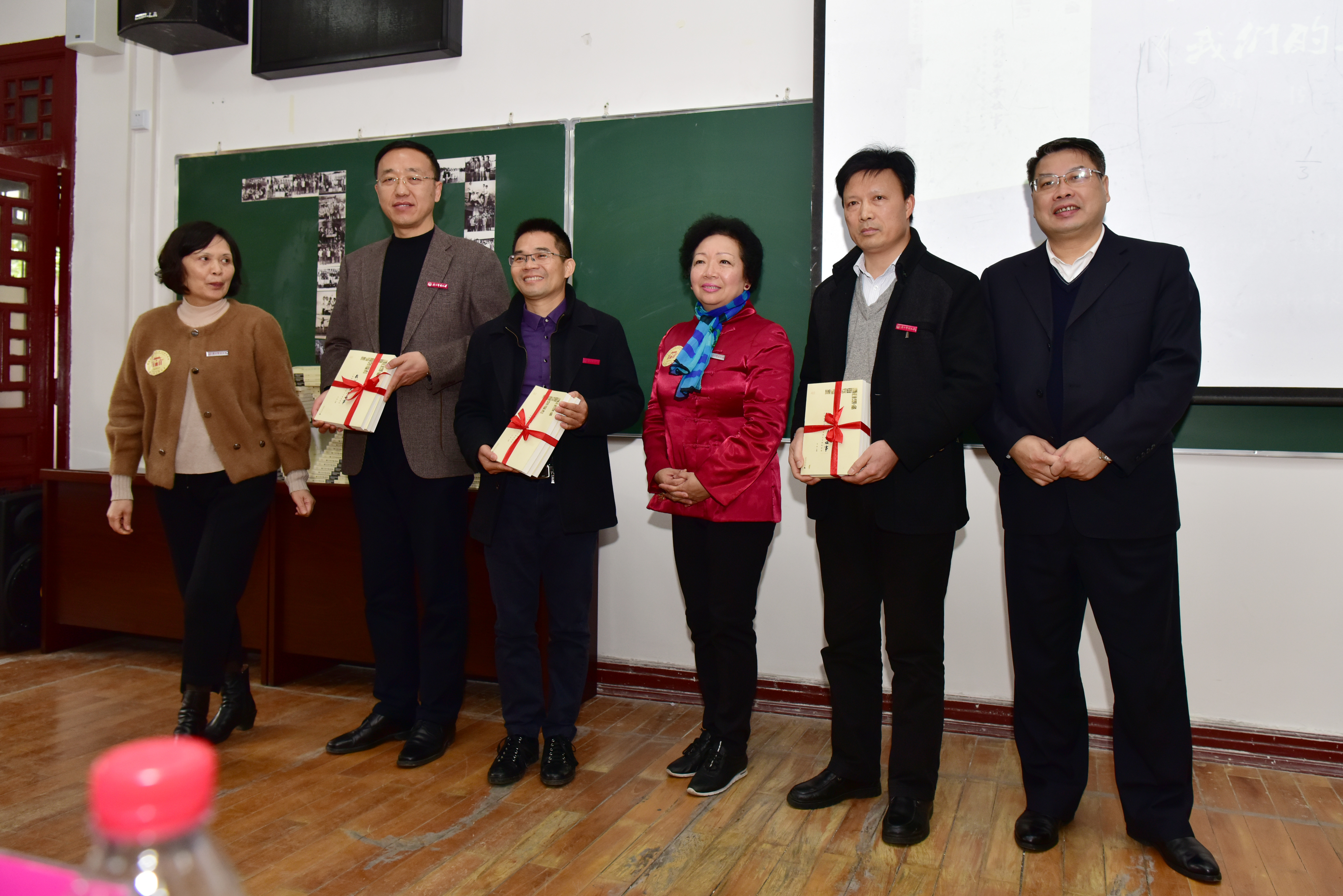 主创团队向学校赠送《我们的大学故事》新书.JPG