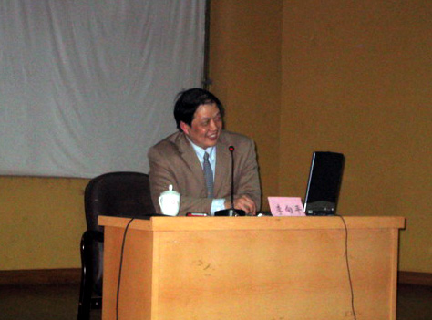 李向平教授正在做讲座。