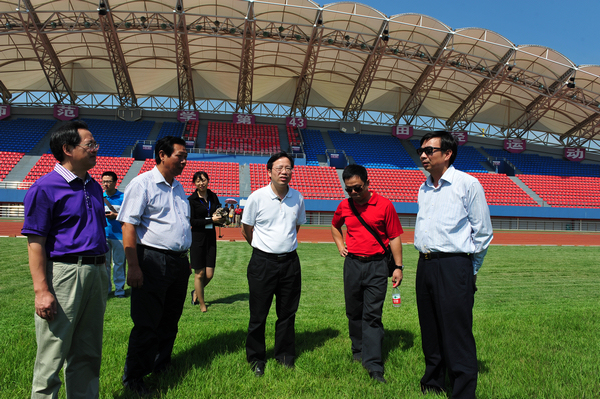 自治区高工委副书记莫锦荣(中)在校领导陪同下到雁山校区体育场实地查看校区建设情况