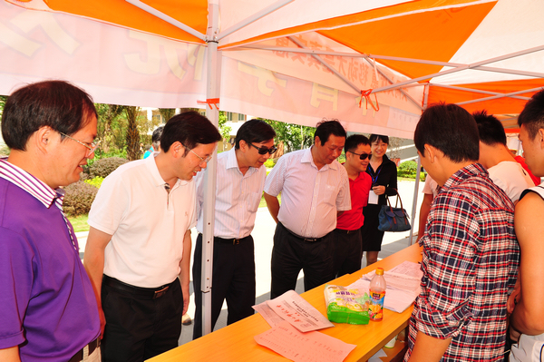 莫锦荣和校领导一行在雁山校区迎新点了解新生报到情况