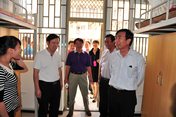 莫锦荣和校领导一行在雁山                    </div></div></article>
                    </div>
                    <div id=