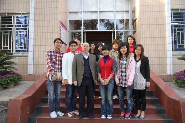 蔡昌卓副校长与缅甸留学生合影留念