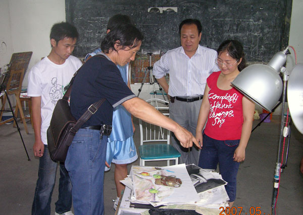 美术学院教师在对当地的艺术后备生进行现场指导。
