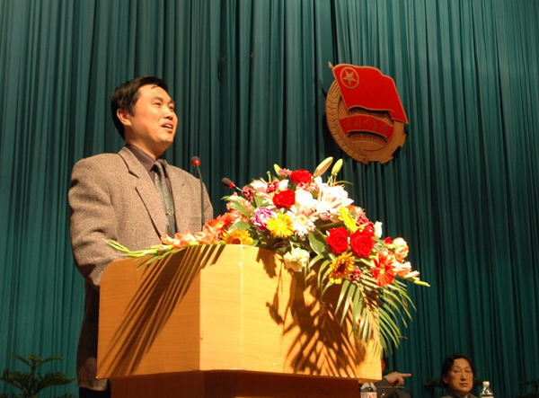 校党委张鹏副书记在大会上发表热情洋溢的讲话。