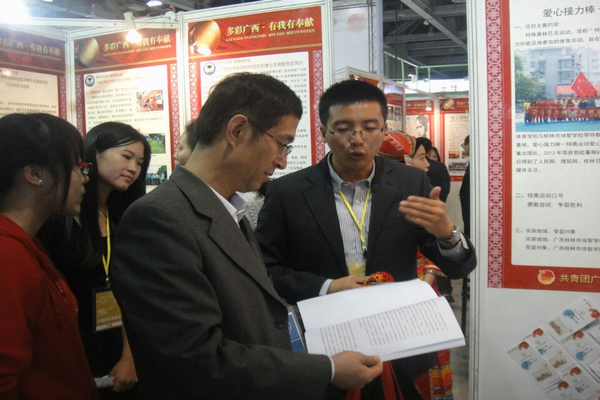 “爱心接力棒”项目负责人向志交会大赛评委介绍参赛项目情况