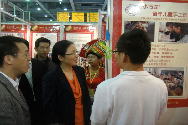 共青团中央书记处书记汪鸿雁在广西团区委领导的陪同下莅临我校项目展示现场参观指导