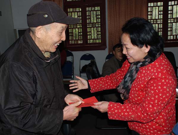 王枬书记代表学校给离退干部送上春节慰问金(离退处 李清资/摄)