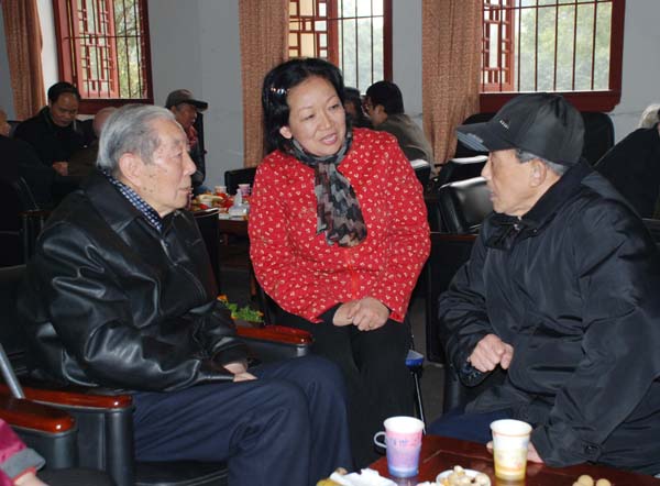 王枬书记同离退干部亲切交谈(离退处 李清资/摄)
