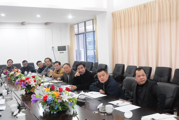 校领导和与会相关部门负责人听取汇报查看规划图