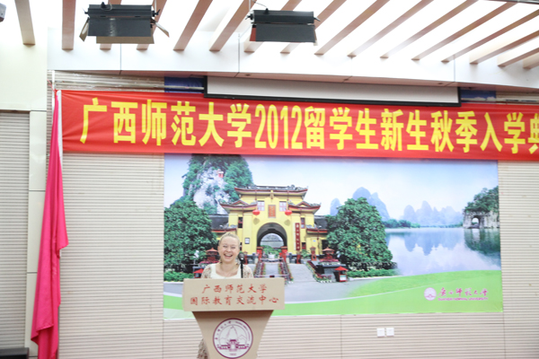 俄罗斯新生代表玛丽娜讲话