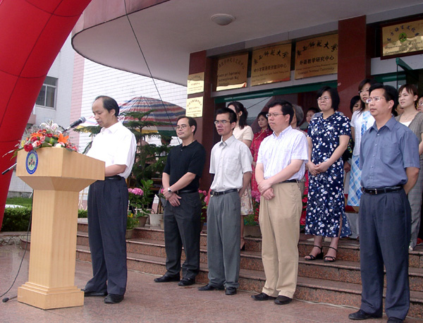 易忠副校长在启动仪式上致贺词。
