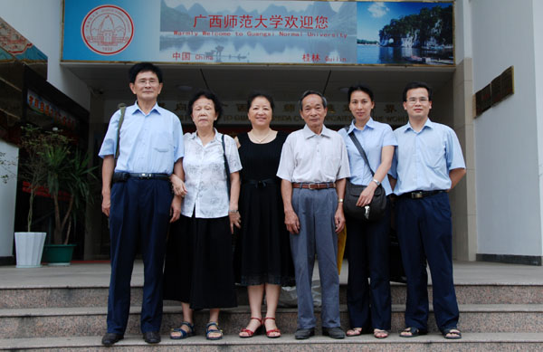 越南校友阮幸福（左二）、陈福峰（右三）。